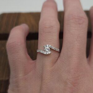 Size 6.25 Sterling Silver Unique Pattern Cubic Zirconia Gem Ring A973